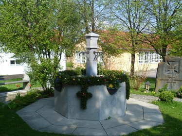 Blick auf den Osterbrunnen in Thenried